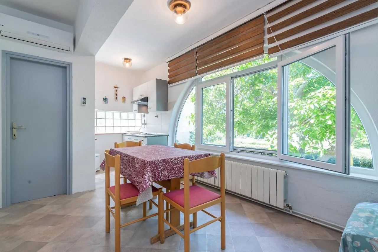 Apartment Violet With A Garden Jurandvor